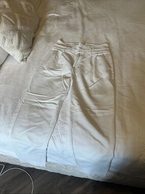 Women’s White stretch pleated Pants